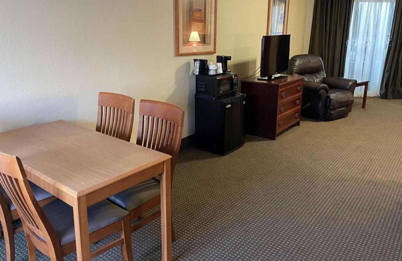 Crossroads Hotel & Event Center Fort Dodge Exteriör bild