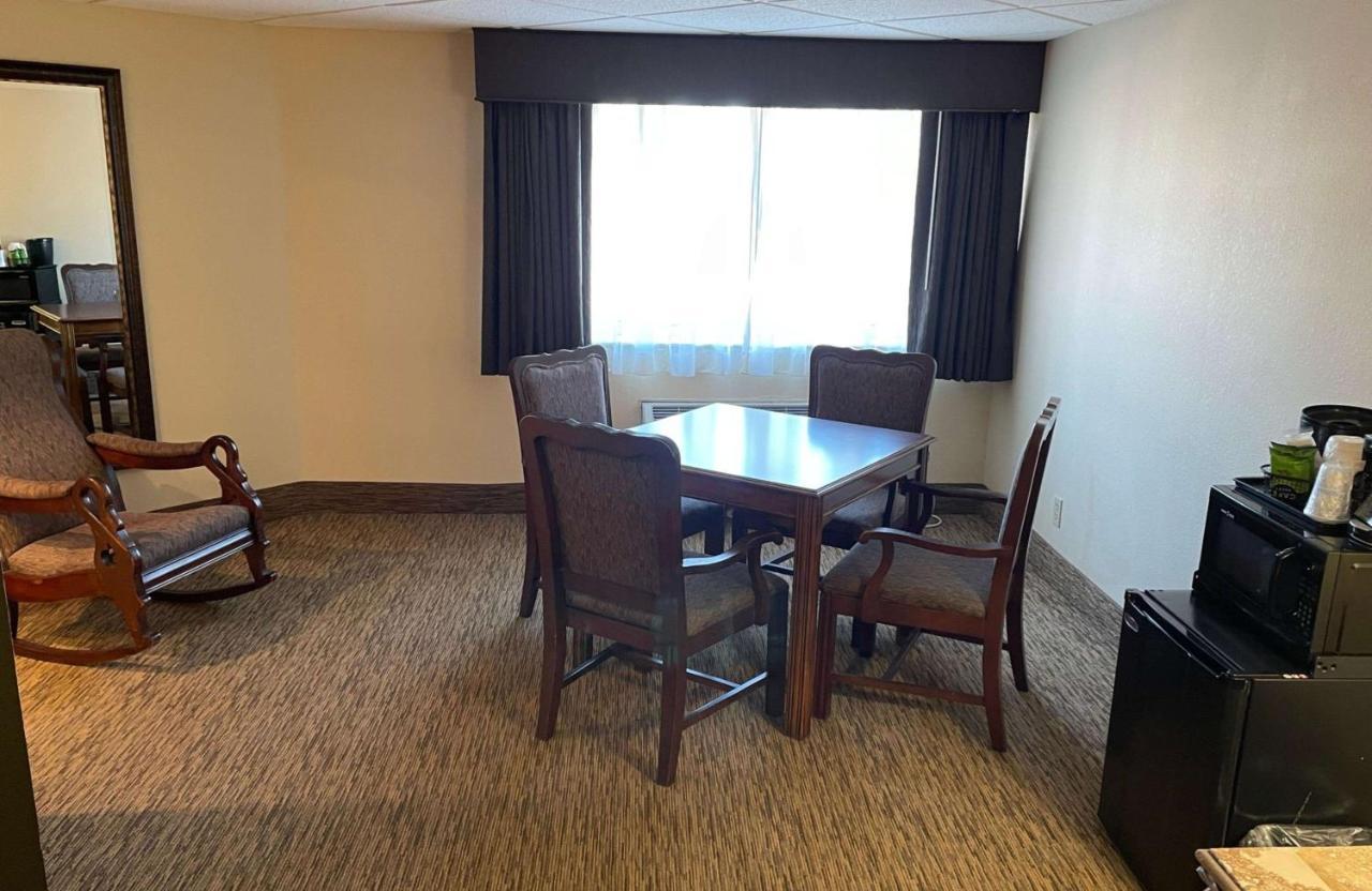 Crossroads Hotel & Event Center Fort Dodge Exteriör bild