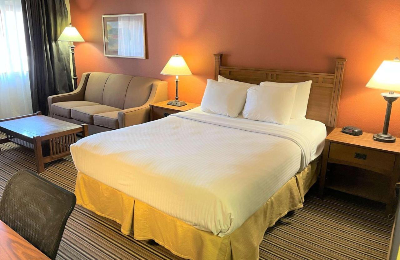 Crossroads Hotel & Event Center Fort Dodge Exteriör bild