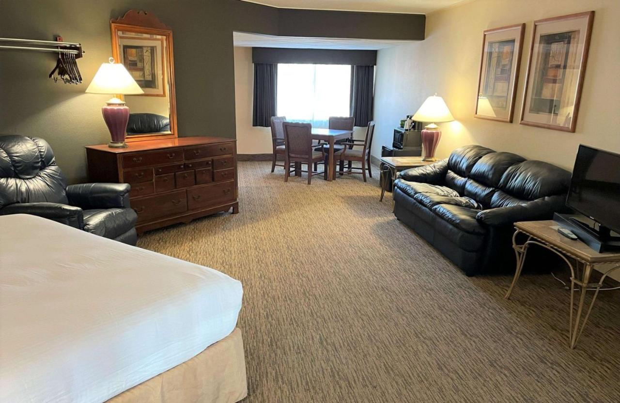 Crossroads Hotel & Event Center Fort Dodge Exteriör bild