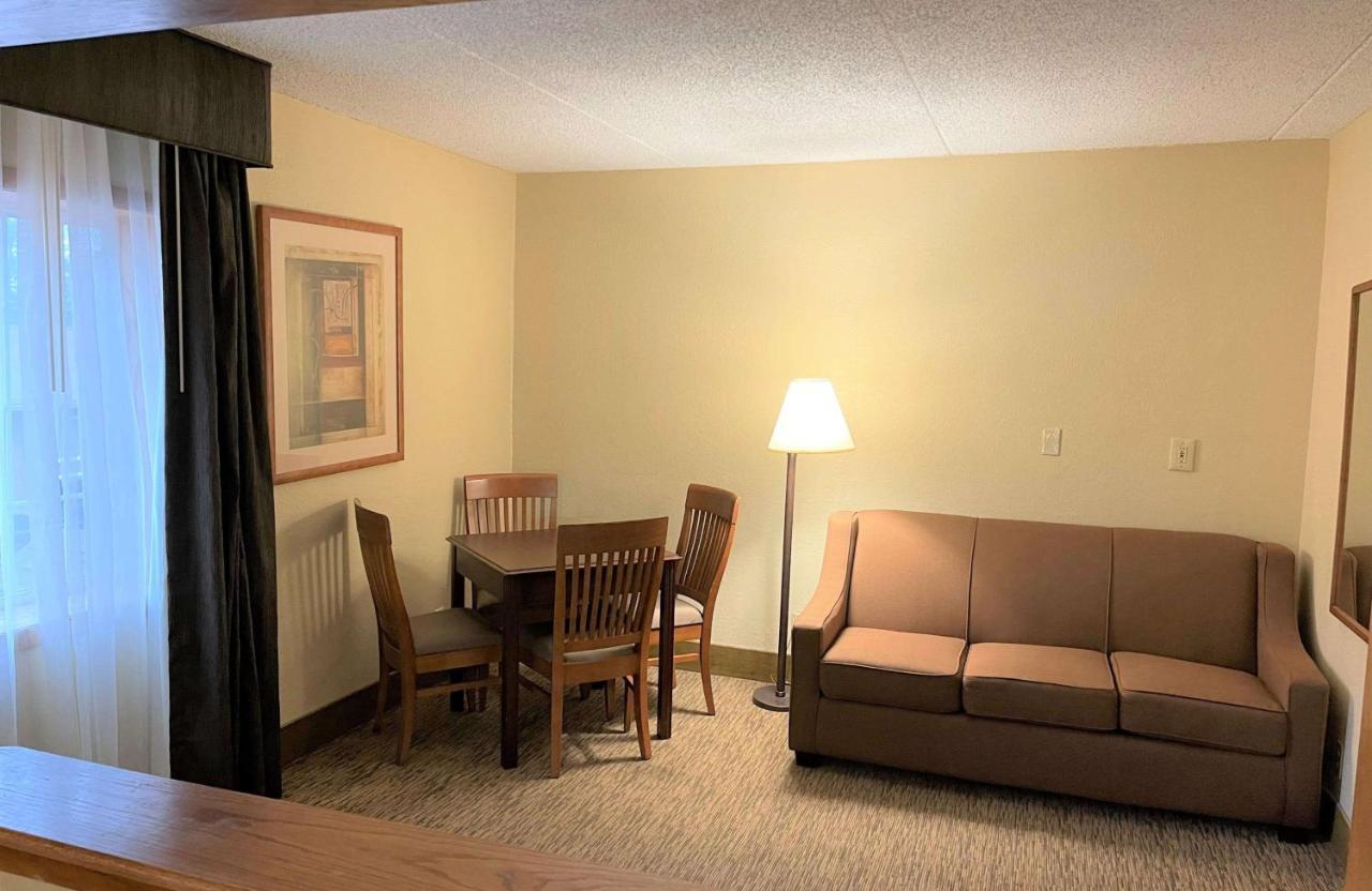 Crossroads Hotel & Event Center Fort Dodge Exteriör bild